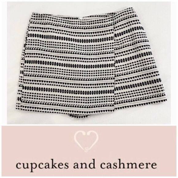 cupcakes & cashmere Pants - CUPCAKES AND CASHMERE - 🎉HP🎉 L Sz 0 EUC Embroidered Skort. PRISTINE CONDITION!